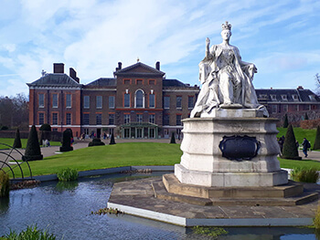 Queen Victoria Statue London, 2020